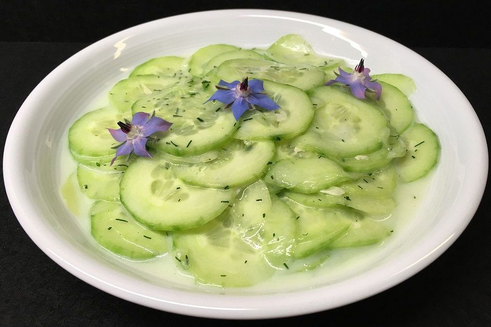 Süßer Gurkensalat in Kefir-Dill-Dressing