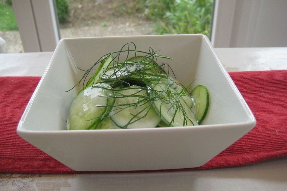 Süßer Gurkensalat in Kefir-Dill-Dressing