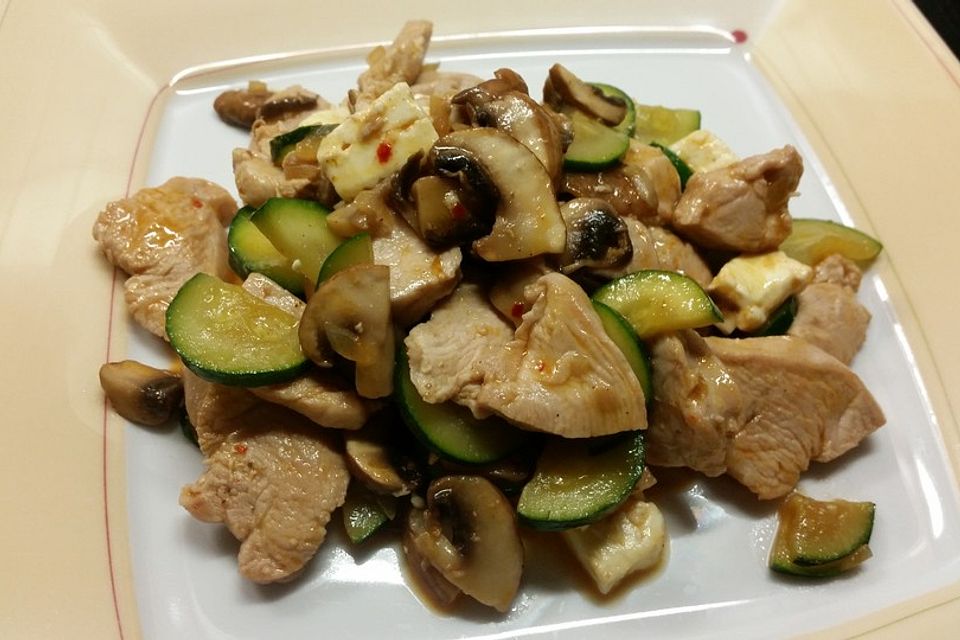 Hähnchen-Zucchini-Champignon-Pfanne