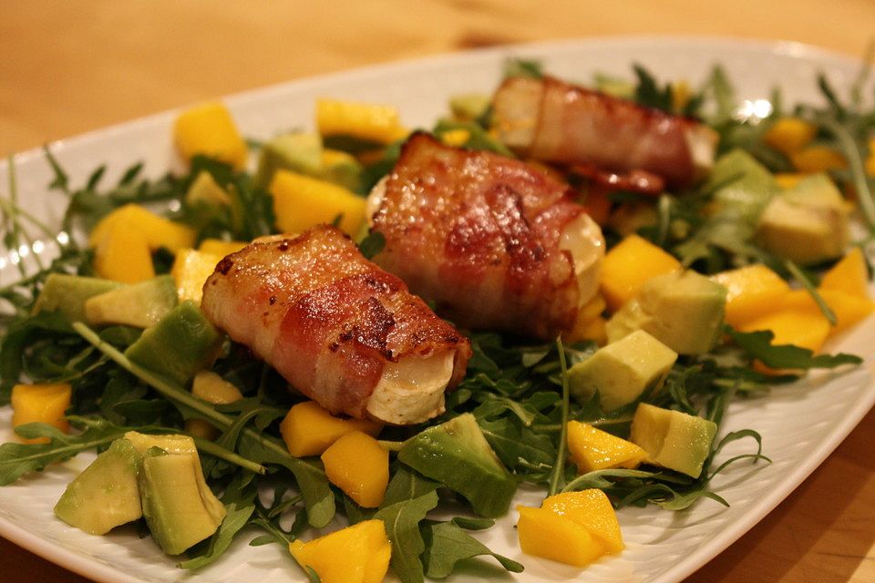 Ziegenkäse mit Bacon auf Rucola mit fruchtiger Mango und Avocado