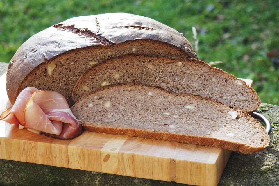 Cashew-Walnuss-Vollkorn-Sauerteig-Brot