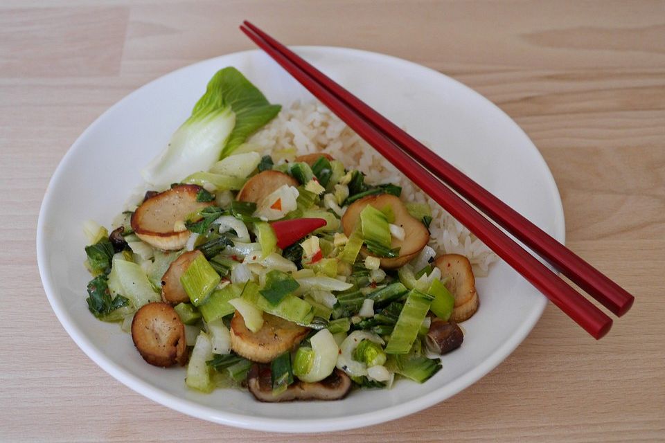 Pak Choi und Kräuterseitlinge in Kokosmilch