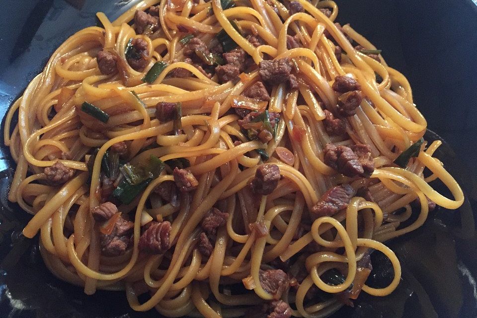 Pasta mit Rindfleisch in Sojasoße geschwenkt