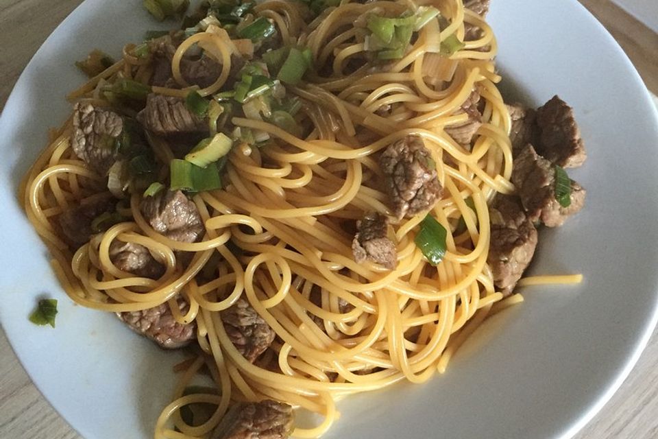 Pasta mit Rindfleisch in Sojasoße geschwenkt