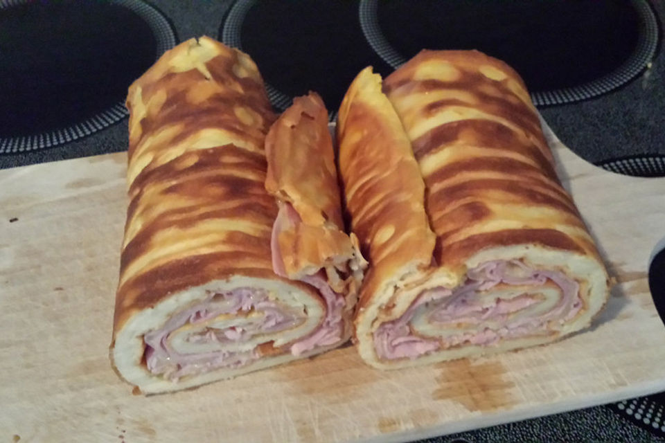 Omelett-Rolle mit Käse-Schinken-Füllung