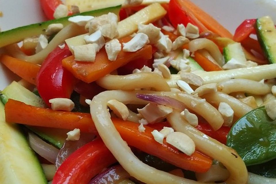 Udon-Nudelpfanne mit Teriyaki-Buttersoße und Gemüse