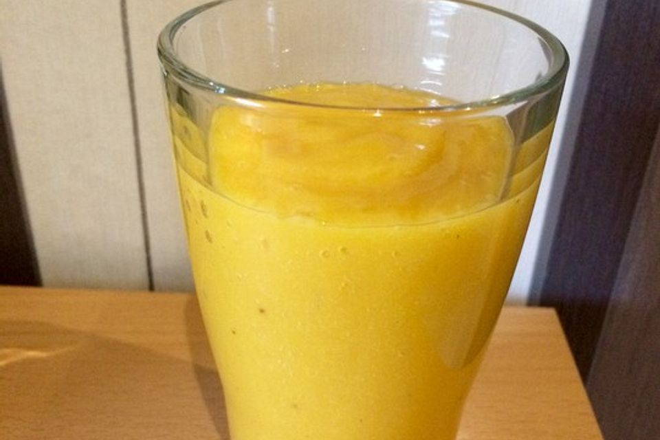 Smoothie mit Mango, Banane, Apfel und Kokossirup