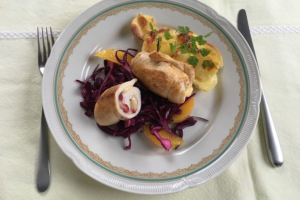 Hähnchen-Camembert-Rouladen mit Kartoffelgratin und Rotkohlsalat