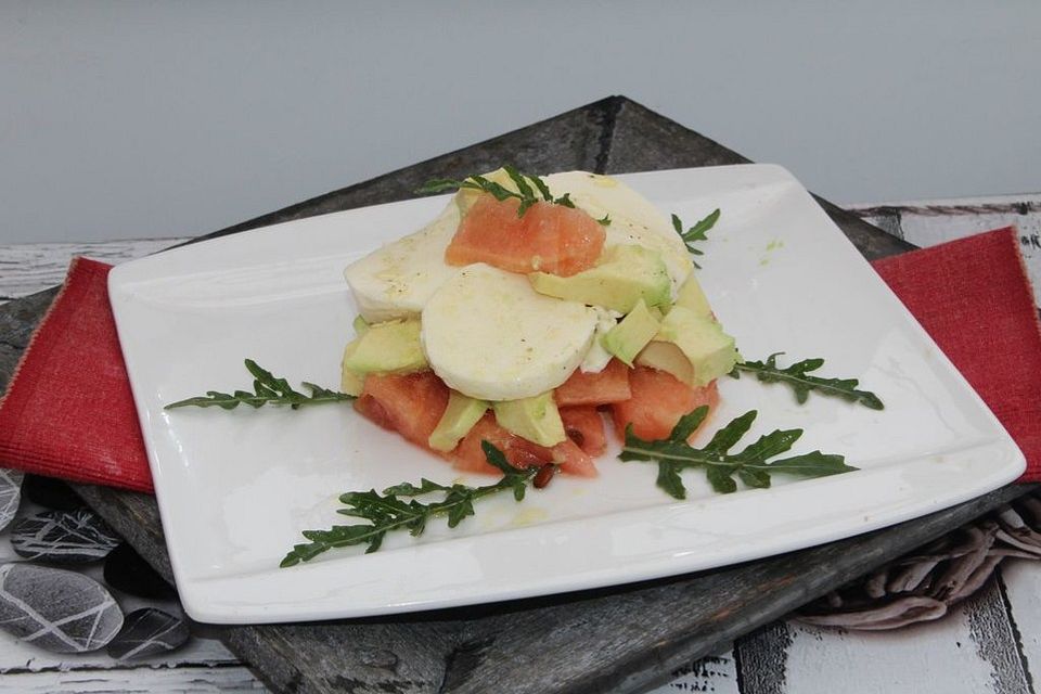 Wassermelone-Avocado-Mozzarella-Türmchen