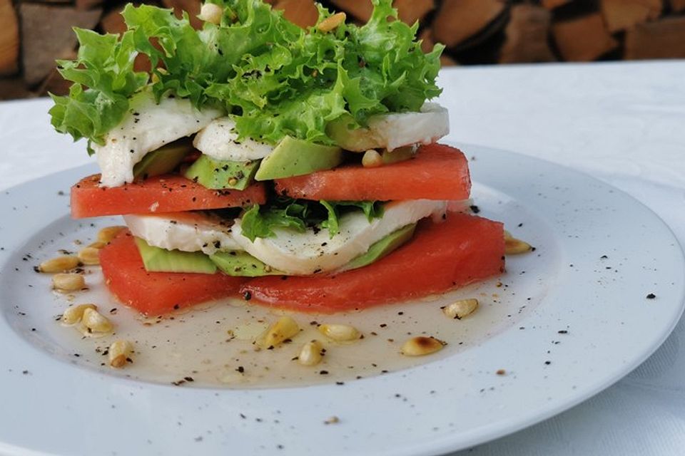 Wassermelone-Avocado-Mozzarella-Türmchen