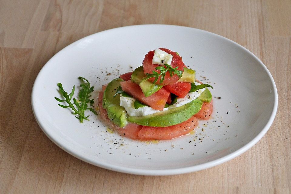 Wassermelone-Avocado-Mozzarella-Türmchen