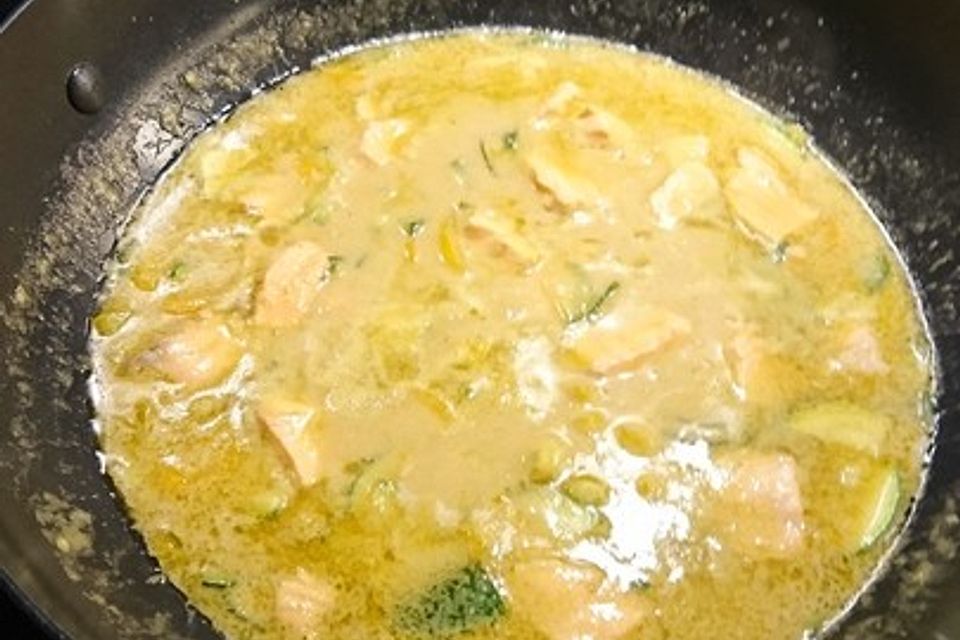 Lachs-Curry mit Zuckerschoten und Kokosmilch