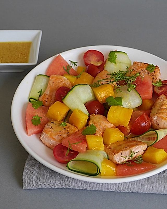 Lachs-Wassermelonen-Salat mit Mango, Gurke und Tomaten