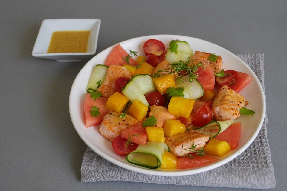 Lachs-Wassermelonen-Salat mit Mango, Gurke und Tomaten