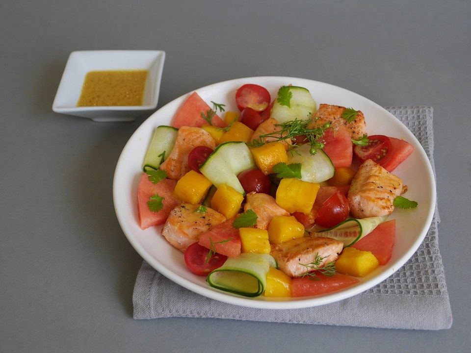 Lachs-Wassermelonen-Salat mit Mango, Gurke und Tomaten von ars_vivendi ...