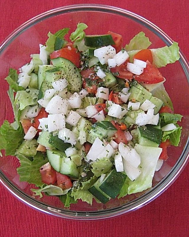 Salat mit Tomate und Gurke im Limetten-Dressing