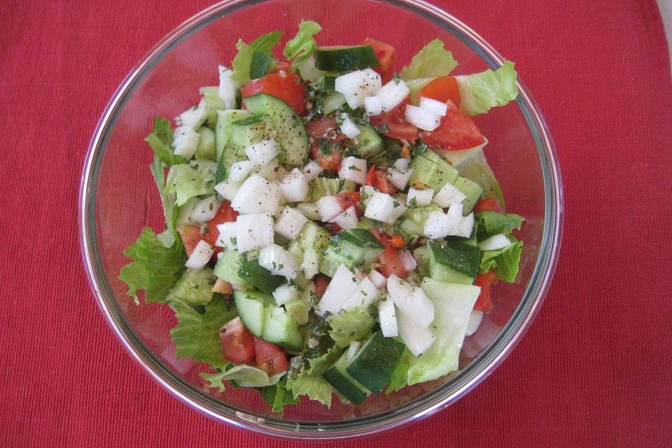 Salat mit Tomate und Gurke im Limetten-Dressing