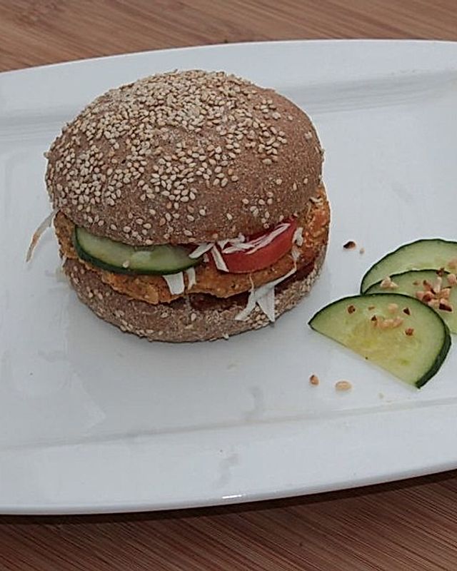 Vegane Burger mit Vollkornbrötchen