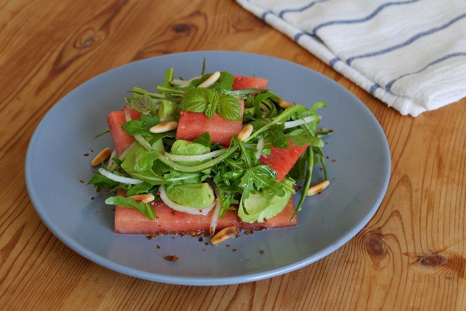 Wassermelone mit Gurkenstreifen, Rucola und Avocado