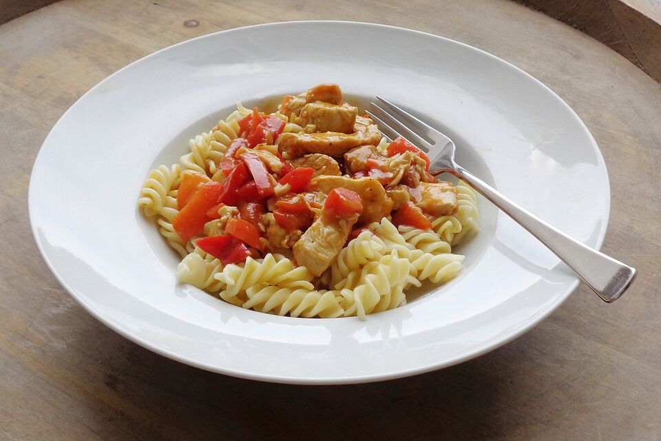 Paprika-Hähnchen auf Tagliatelle