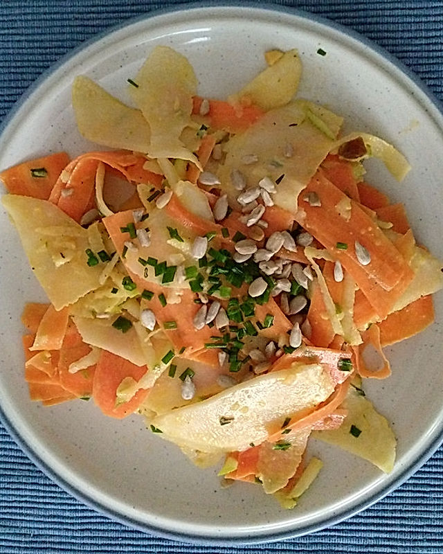 Kohlrabi-Möhren-Salat mit Birne und Erdnussdressing