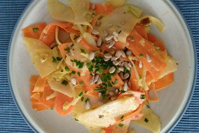 Kohlrabi-Möhren-Salat mit Birne und Erdnussdressing von elmjägerin ...