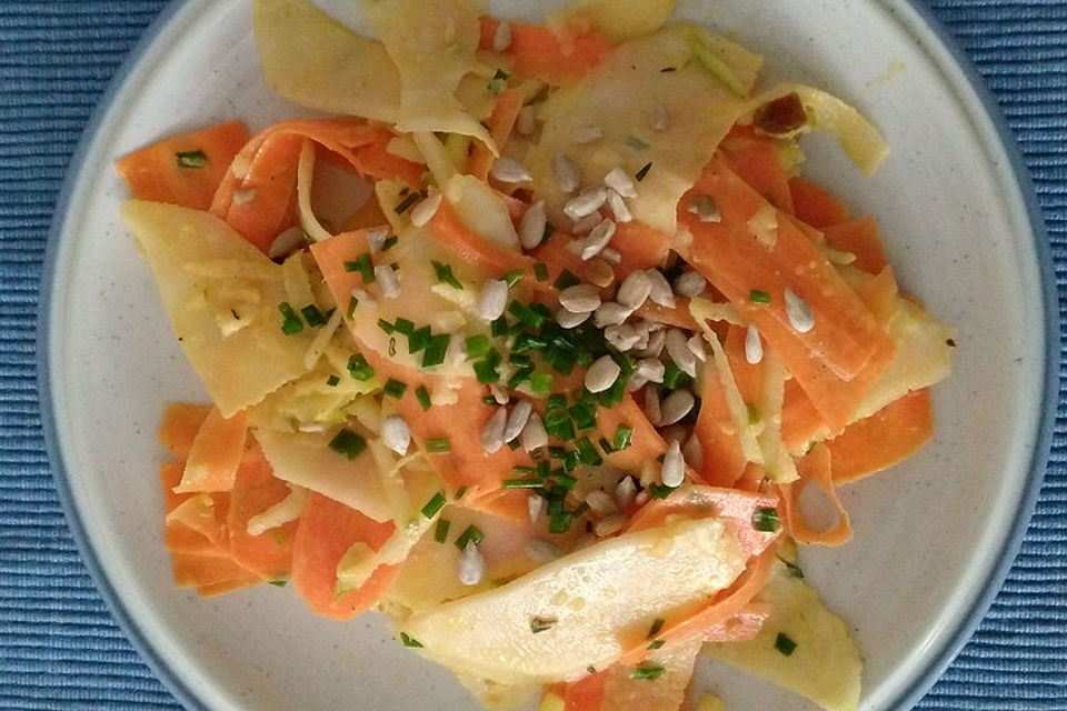 Kohlrabi-Möhren-Salat mit Birne und Erdnussdressing