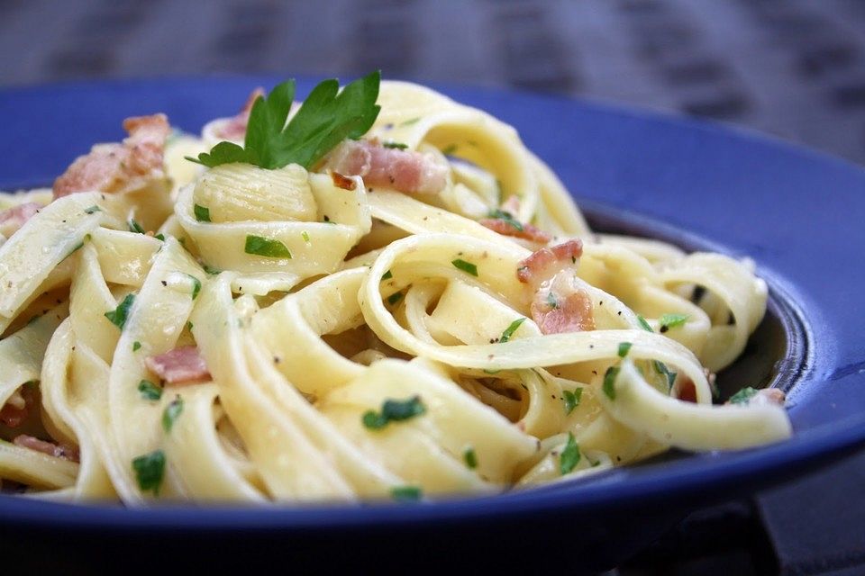 Spaghetti mit hartgekochten Eiern, Kochschinken und Schmelzkäse