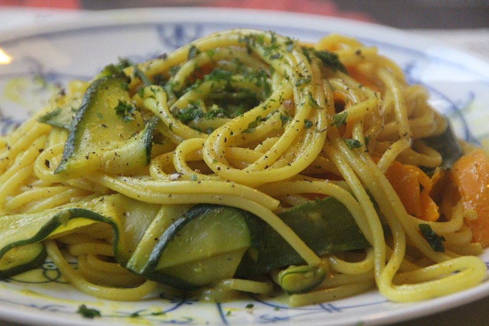 Spaghetticurry mit Zucchini und Karotte