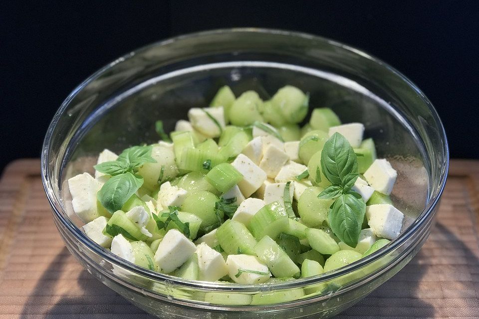 Gurken-Melonen-Mozzarella-Basilikum-Salat