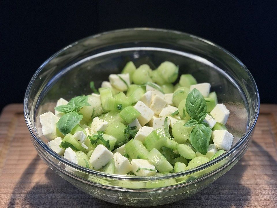Gurken-Melonen-Mozzarella-Basilikum-Salat von movostu| Chefkoch
