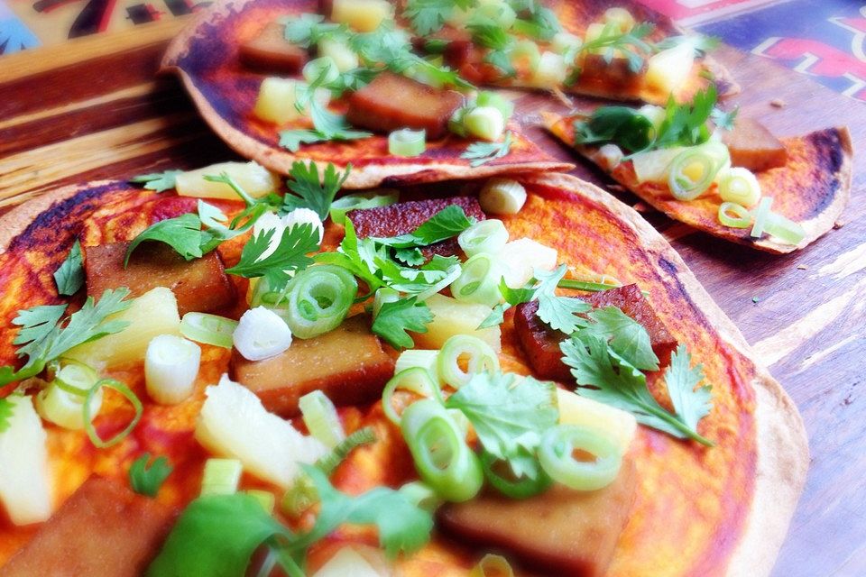 Pizza mit Räuchertofu und Ananas