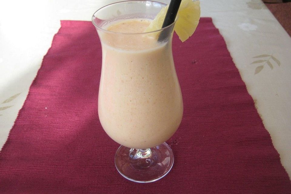 Exotischer Papaya-Mango-Ananas-Banane-Kokos-Smoothie