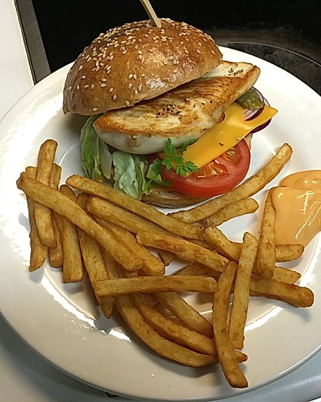 Chicken-Cheeseburger mit Hähnchenschnitzel und Cheddar