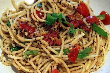 Spaghetti mit Tomaten, Mohn und Walnüssen
