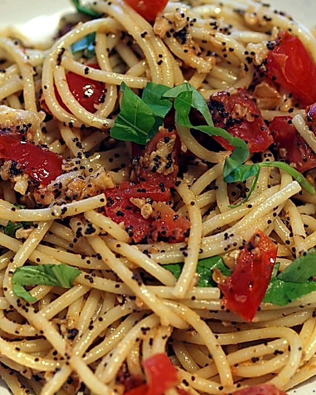 Spaghetti mit Tomaten, Mohn und Walnüssen