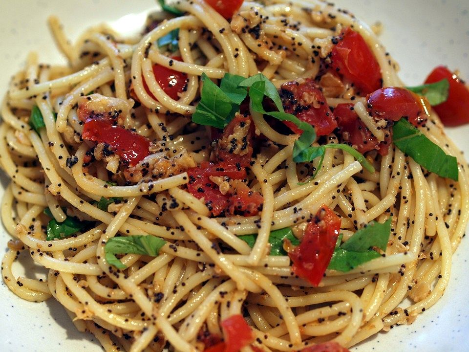 Spaghetti mit Tomaten, Mohn und Walnüssen| Chefkoch