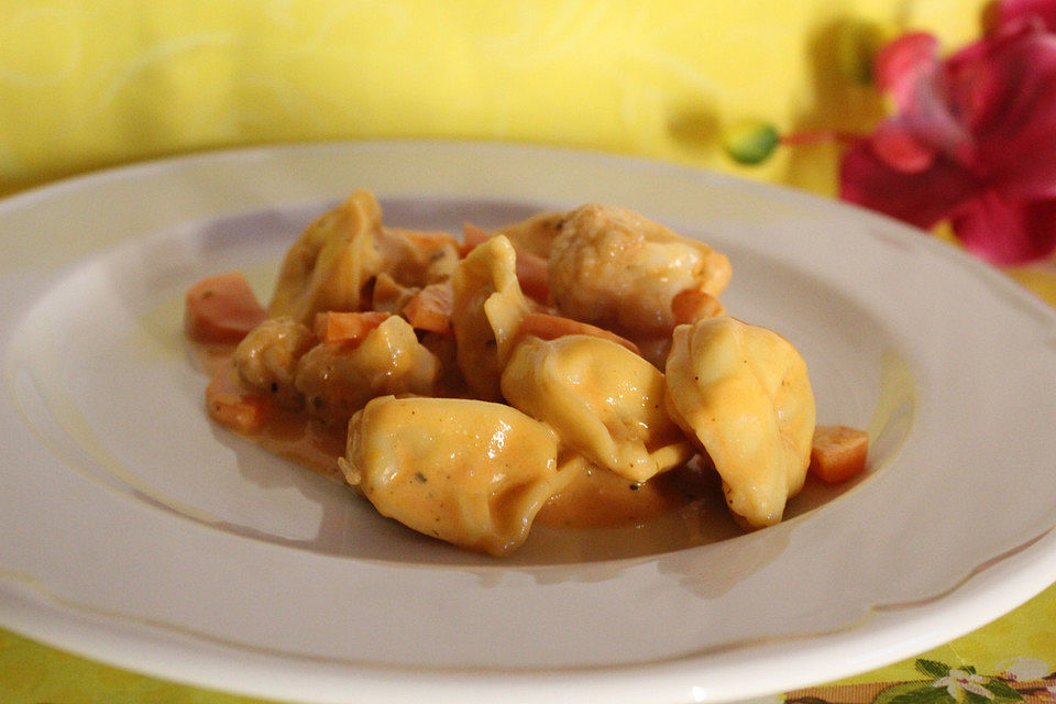 Tortelloni-Gemüse-Pfanne in einer Tomaten-Käsesauce