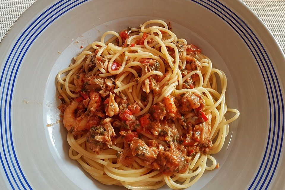 Pasta mit Thunfisch, Garnelen und Flusskrebsen