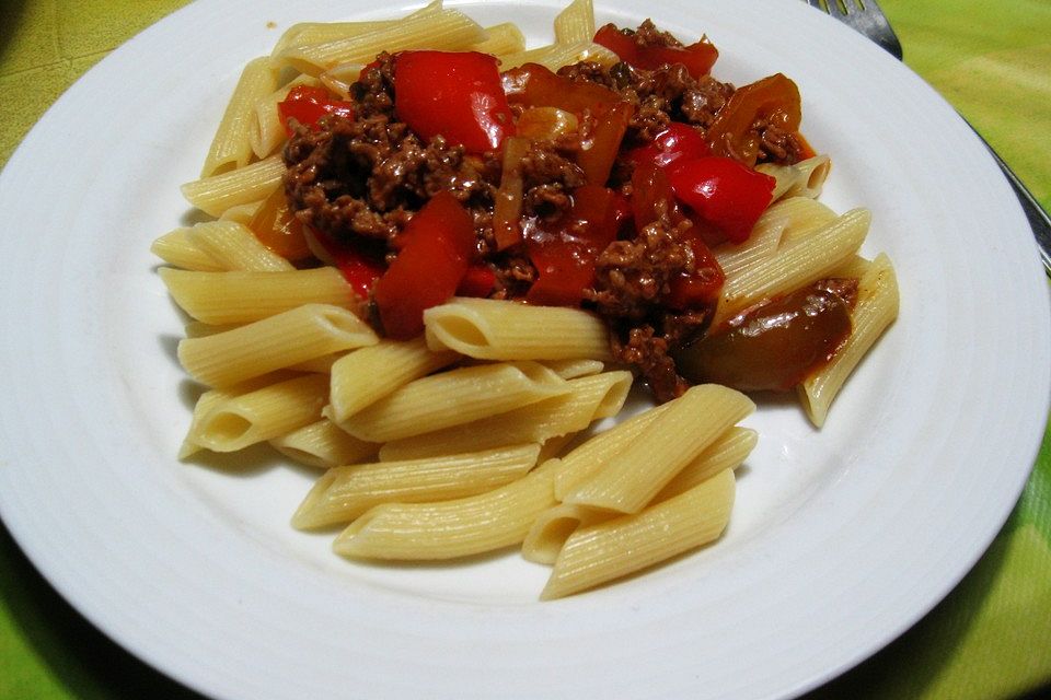 Penne mit Hackfleisch-Gemüsesauce