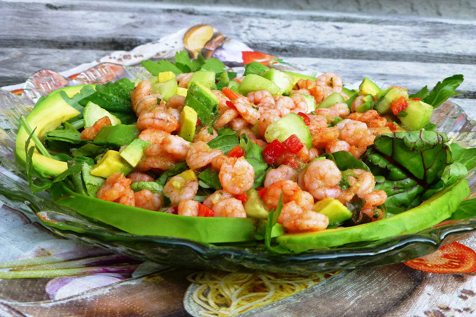 Garnelensalat mit Ingwer, Avocado und Gurke