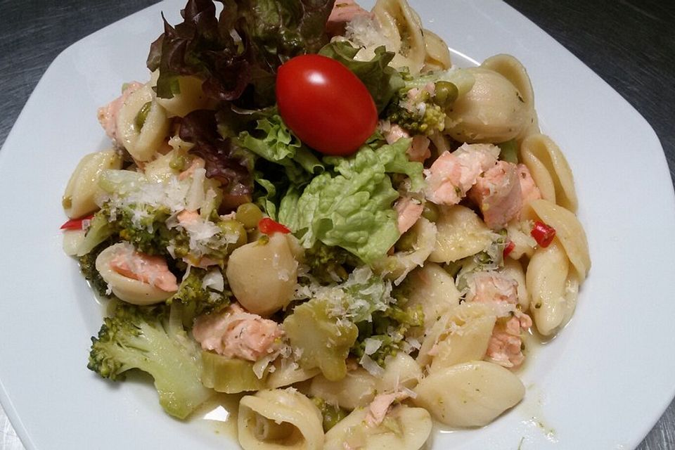 Orecchiette mit Brokkoli und Lachs