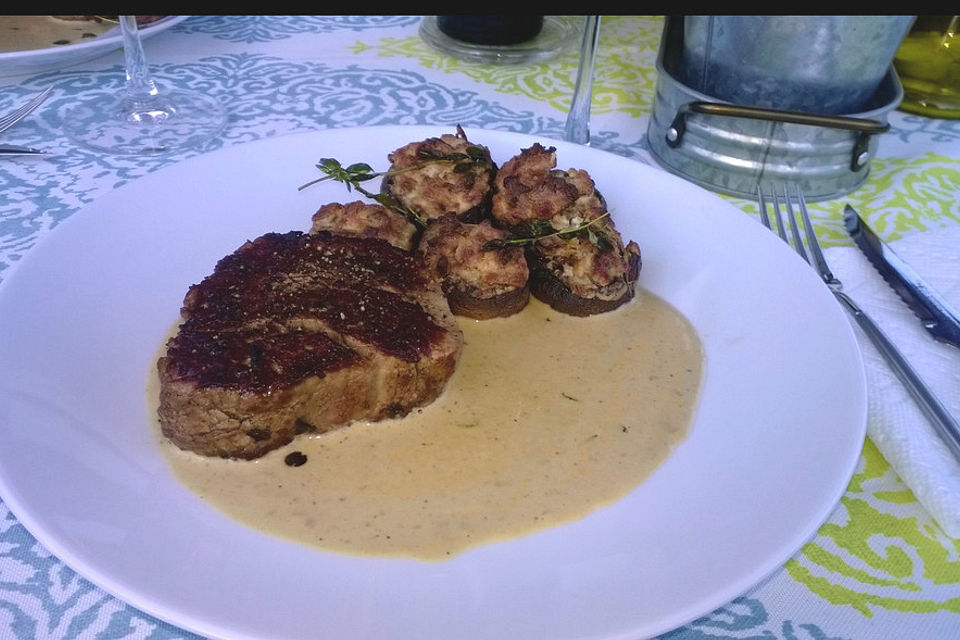 Rinderfilet mit gefüllten Champigons