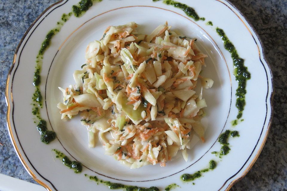 Weißkohlsalat mit Walnüssen