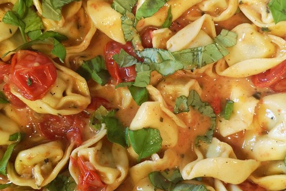 Schnelle Tortellini mit Zwiebel-Cocktailtomaten-Sauce