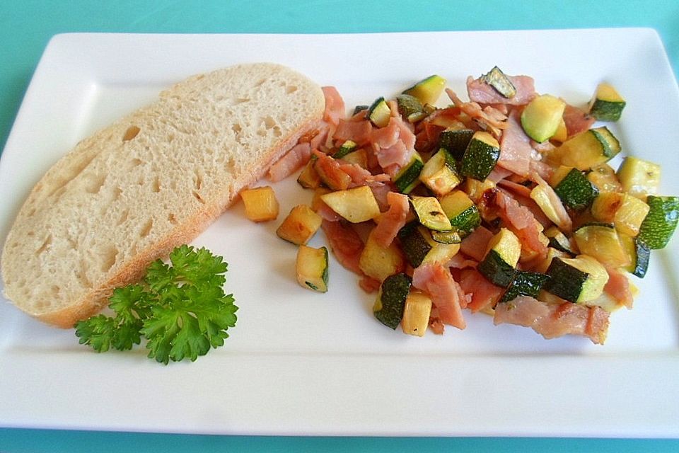 Gebratene Zucchini mit Schinken und Sojasauce