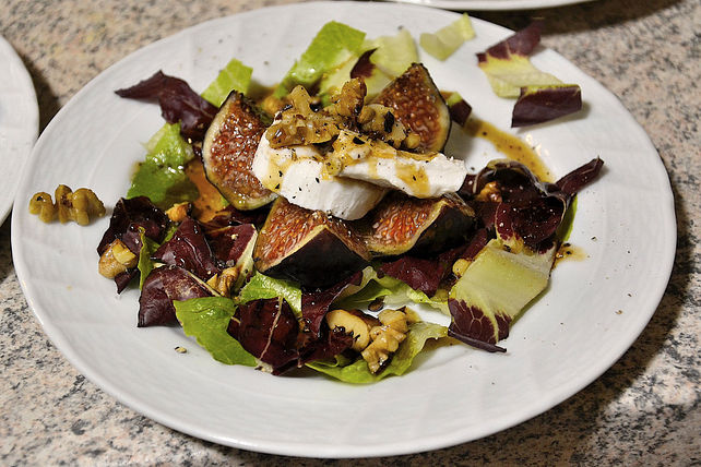 Salat mit Ziegenkäse, Feigen und Honig-Walnuss-Vinaigrette von SessM ...