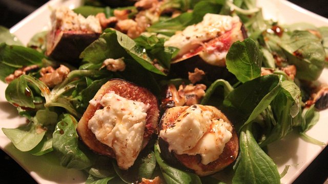Salat mit Ziegenkäse, Feigen und Honig-Walnuss-Vinaigrette von SessM