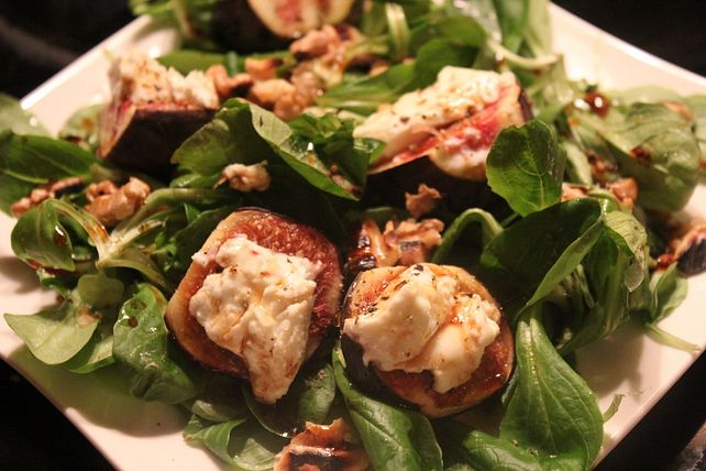 Salat mit Ziegenkäse, Feigen und Honig-Walnuss-Vinaigrette von SessM ...