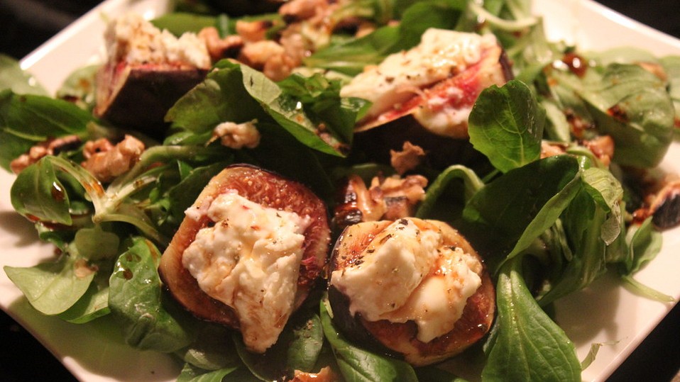 Salat mit Ziegenkäse, Feigen und Honig-Walnuss-Vinaigrette von SessM Salat mit Ziegenkäse, Feigen und Honig-Walnuss-Vinaigrette von SessM